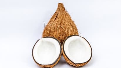 ಜೀವನಕ್ಕೆ ಸಂಬಂಧಿಸಿದ ಸಮಸ್ಯೆಗಳನ್ನು ದೂರ ಮಾಡುತ್ತೆ ತೆಂಗಿನಕಾಯಿ