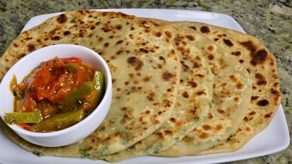 রবিবার রাতের মেনু, বাড়িতে চিকেন থাকলে বানিয়ে ফেলুন চিকেন পরোটা