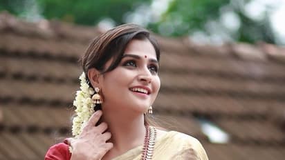 கேரள புடவையில்... வித்தியாசமான ஹேர் ஸ்டைலில் ரம்யா நம்பீசன் நடத்திய லேட்டஸ்ட் போட்டோ ஷூட்..!