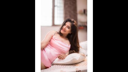 குட்டை உடையில் ஓவர் தாராளம்... உடலை இறுக்கி பிடித்திருக்கும் உடையுடன் சாக்‌ஷி கொடுத்த ஷாக்கிங் போஸ்கள்...!