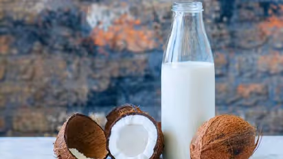 മുടിയും ചര്‍മ്മവും സംരക്ഷിക്കാൻ തേങ്ങാപ്പാല്‍; ഇങ്ങനെ ഉപയോ​ഗിക്കൂ