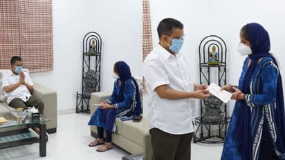 ഫാര്മസിസ്റ്റ് കൊവിഡ് ബാധിച്ച് മരിച്ചു; കുടുംബത്തിന് ഒരുകോടി രൂപ നഷ്ടപരിഹാരം കൈമാറി കെജ്രിവാൾ