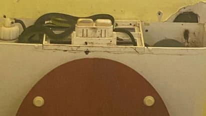 ടോയ്‌ലറ്റ് ഫ്‌ളഷ് പ്രവര്‍ത്തിക്കുന്നില്ല; തുറന്നുനോക്കിയപ്പോള്‍ കണ്ടത്...