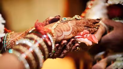 ஊரடங்கு நேரத்தில் டிராவல்ஸ் அதிபரின் மகளுடன் நடந்த ரிஜிஸ்டர் திருமணம்..!! உயிருக்கு பாதுகாப்பு கேட்கும் காதலன்