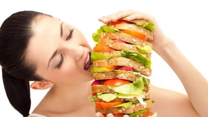 নৈশভোজে ভুলেও খাবেন না এই খাবারগুলি, মুহূর্তে বেড়ে যাবে ত্বকের বয়স