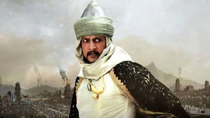 வெறித்தனம் பிடித்த ரசிகர்கள்…. டிக்கெட் கிடைக்காததால் தியேட்டர் மீது கல்வீசி தாக்குதல்!