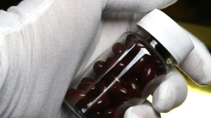 ఎలర్జీ టాబ్లెట్ లని స్టెరాయిడ్స్ ఇచ్చిన భర్త.. భార్య అడ్డుతొలగించుకోవడానికి దారుణం..