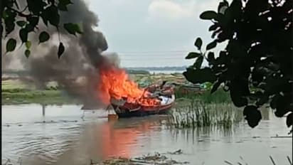 নদীর উপর দাউ দাউ করে জ্বলে উঠল পালতোলা নৌকা, দেখুন চাঞ্চল্যকর ছবি