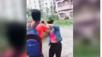 প্রেমিকের কাছে মোবাইল দাবি , তরুণীকে প্রকাশ্যে চড় মারছে যুবক