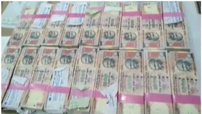 ഉപ്പളയില് നിർത്തിയിട്ട കാറുകളിൽ നിന്ന് 18 ലക്ഷം രൂപയുടെ നിരോധിത നോട്ടുകൾ പിടികൂടി; രണ്ടുപേര് കസ്റ്റഡിയില്