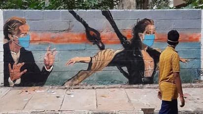 മാസ്ക് ധരിച്ച്, സാമൂഹിക അകലം പാലിച്ച് 'ജാക്കും റോസും'; കൊവിഡ് ബോധവത്ക്കരണത്തിന് വേറിട്ട വഴിയുമായി കലാകാരൻ