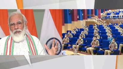 आईपीएस अफसरों को पीएम मोदी की सीख- ड्यूटी जॉइन करते ही ना बनें सिंघम