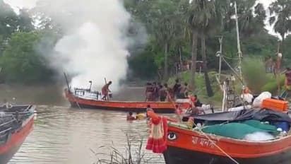 মাঝ নদীতে জ্বলছে নৌকা, প্রাণ বাঁচাতে জলে ঝাঁপ মৎস্যজীবীদের