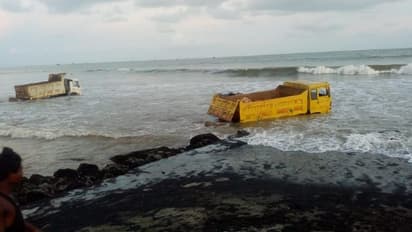 প্রবল জলোচ্ছ্বাসে সমুদ্রে তলিয়ে গেল পাঁচটি ডাম্পার, দেখুন চাঞ্চল্যকর ছবি