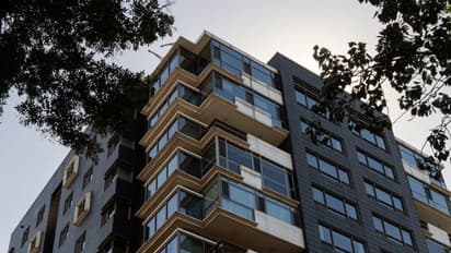 ஏமாற்றிய ரியல் எஸ்டேட் நிறுவனம்... ஏலத்திற்கு போகும் பிரபல நடிகரின் சொகுசு வீடு...!