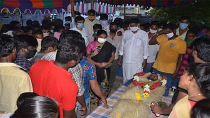 పరిటాల యువకుడి ఆత్మహత్య... మృతదేహంతో టిడిపి మాజీ ఎమ్మెల్యే ఆందోళన