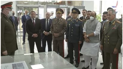 লাদাখে সেনা সমাবেশের মাঝেই মস্কোর হোটেলে চিনের ডাকে সাড়া দিয়ে বৈঠকে রাজনাথ, উঠে এল কী সমাধানসূত্র