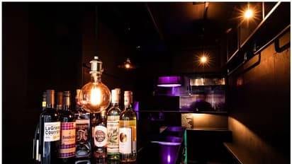 ഈ ബാറിൽ സംസാരത്തിന് 'നോ എൻട്രി', പകരം എഴുത്തിലൂടെ കാര്യങ്ങൾ പറയാം...