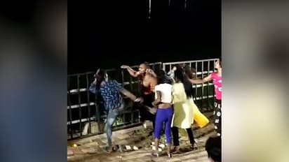 అసభ్యంగా....: యువకుడిని చితకబాదిన ట్రాన్స్ జెండర్స్ (వీడియో)