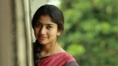 அன்று முதல் இன்று வரை... டீச்சர் வேடத்தில் நடித்து ரசிகர்கள் மனதில் நிலைத்த டாப் 12  நடிகர் - நடிகைகள்..!