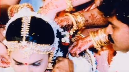 இயக்குனர் ஹரி - ப்ரீத்தா திருமண புகைப்படங்களை பார்த்திருக்கீங்களா..!  3 குழந்தைக்கு தாயான பிறகும் அதே அழகு!