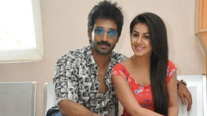 கொரோனா குணமான குஷியில் காதலருடன் டூர் கிளம்பிட்டாரோ?.... ஏர்போர்ட்டில்  ஜோடியாக உலவும் நிக்கி கல்ராணி - ஆதி!