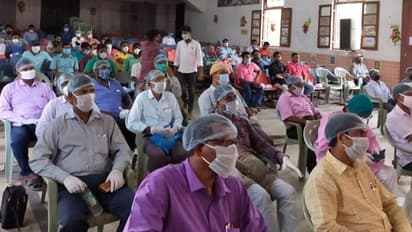 পিপিই কিট পরে শিক্ষক সংবর্ধনা, করোনা আতঙ্ক পাল্টালো ছবি