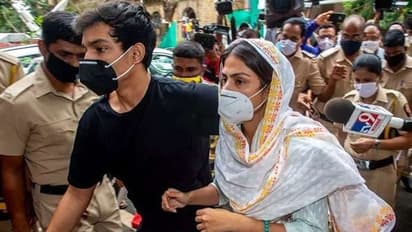 সুশান্তের জন্যই ড্রাগস আনা, স্বীকার করলেন রিয়া, 'একই দিনে দিদির নামে অভিযোগ দায়ের, নয়া কৌশল'