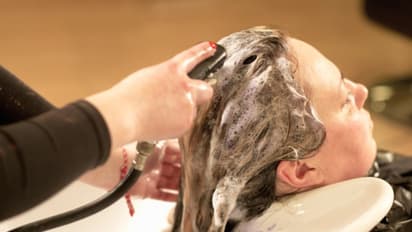 ఇంట్లోనే హెయిర్ కలర్ వేసుకుంటున్నారా..? ఈ విషయాలు తెలుసుకోవాల్సిందే..!