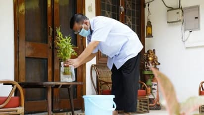 ഡെങ്കുവിനെ തുരത്താം, വീട് വൃത്തിയാക്കി കെജ്രിവാള്, ബോധവല്ക്കരണത്തിന് തുടക്കം