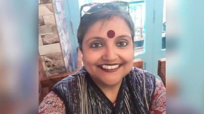 হাসপাতাল থেকে ছুটি পেলেন প্রতিবাদী নীলাঞ্জনা, গান গেয়ে-হাততালিতে সম্মান জানাল কর্মীরা