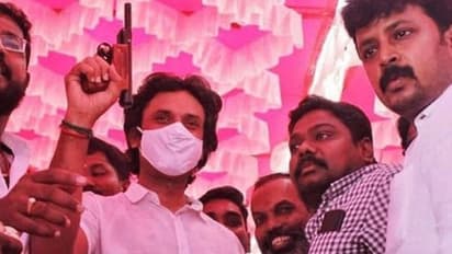 மதுரையில் அதிர்ச்சி.. பாஜக இளைஞரணி மாநிலத் தலைவர் வினோஜ் துப்பாக்கியுடன் போஸ்.. வெடித்தது சர்ச்சை..!