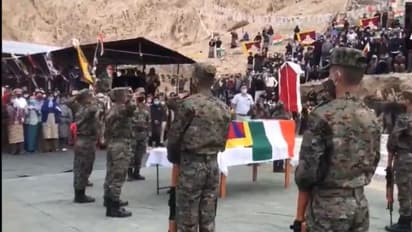 ভারত মাতা স্লোগান তুলে প্যাংগং-এ নিহতের শেষযাত্রা, তিব্বতি বাহিনীর বীর যোদ্ধাকে শ্রদ্ধা