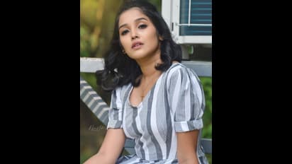 கொசுவலை போன்ற மெல்லிய புடவையில் அனிகா... தேவதையாய் ஜொலிக்கும் வைரல் போட்டோஸ்...!