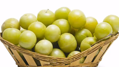 ತೂಕ ಇಳಿಸಿಕೊಳ್ಳುವುದರಿಂದ ಇಮ್ಯುನಿಟಿ ಬೂಸ್ಟ್ ಮಾಡುವರೆಗೆ ನೆಲ್ಲಿಕಾಯಿಯ ಉಪಯೋಗಗಳು