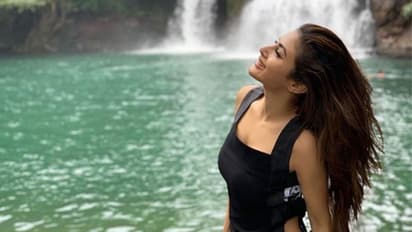 মৌনির হট লুকে দিশাহারা, তাহলে জেনে নিন এই সৌন্দর্যের পেছনে থাকা গোপন রহস্য