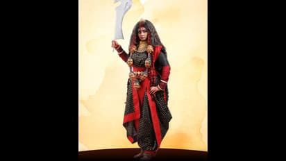 কপালে নেই তিলক, কোথায় সেই লম্বা কালো চুল, শাড়ি ছেড়ে এ কোন অবতারে 'শ্যামা'