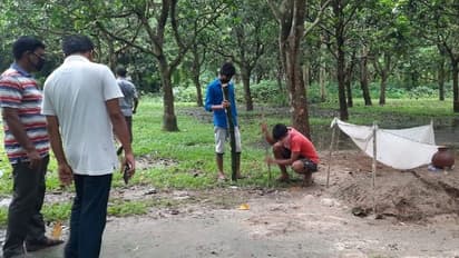 'সিবিআই তদন্ত চাই', বিজেপি কর্মীর দেহ মাটিতে পুঁতে রাখলেন পরিবারের লোকেরা