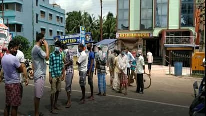 'মুখে দেওয়া যায় না খাবার', প্রতিবাদে সড়ক অবরোধ কোভিড হাসপাতালের রোগীদের