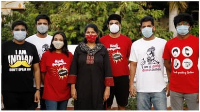 இந்தி பட வாய்ப்பு வந்தால் தமிழ் பிரபலங்கள் டி-சர்ட்டை கழட்டி விடுவார்கள்... உண்மையை உருவிய பிரபல நடிகை..!