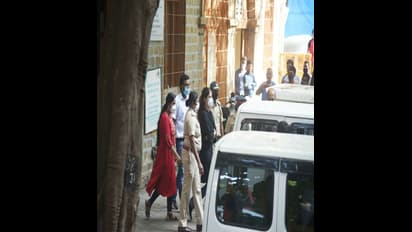 গ্রেফতারির পরেই বেরিয়ে এসেছিলেন বাইরে, কেমন অবস্থা ছিল রিয়া-র, দেখুন ৫টি অদেখা ছবি