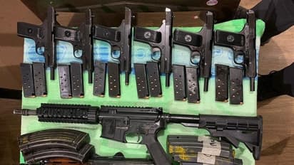 కాశ్మీర్ లో ఇద్దరు అనుమానితుల అరెస్ట్: భారీ ఎత్తున ఆయుధాలు స్వాధీనం