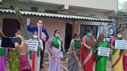 ఆ మంత్రి దుమ్ము దులుపుతాం: చీపుర్లతో అమరావతి మహిళల నిరసన (వీడియో)