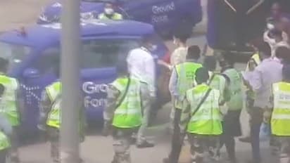 मुंबई पहुंचीं कंगना, एयरपोर्ट पर बड़ी संख्या में शिवसेना कार्यकर्ता जुटे; HC ने दफ्तर तोड़ने पर लगाई रोक