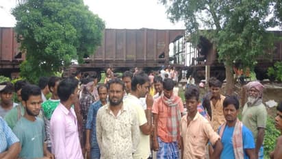 'রেলগেট বন্ধ হলে ১৫ কিলোমিটার ঘুরপথ', প্রতিবাদে অবস্থান বিক্ষোভ মুরারইয়ের বাসিন্দাদের