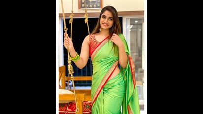 உடலை இறுக்கிப் பிடித்திருக்கும் ஸ்லீவ் லெஸ் உடையில்... பிக்பாஸ் ஷிவானியின் அசத்தல் போட்டோ ஷூட்...!