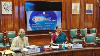 బ్యాంక్ కస్టమర్లకు శుభవార్త.. ఇంటి వద్దకే బ్యాంకింగ్ సేవలు..