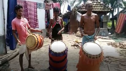 কাশফুল ফুটলেও শোরগোল নেই দুর্গা পুজোর, রোজগার অনিশ্চিত তমলুকের ঢাকিদের