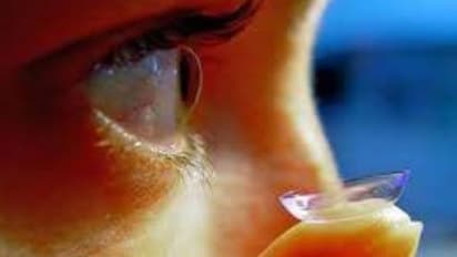 ১২ থেকে ১৫ ঘন্টা কন্ট্যাক্ট লেন্স পরে থাকেন, অজান্তেই মারাত্মক ক্ষতি করছেন চোখের