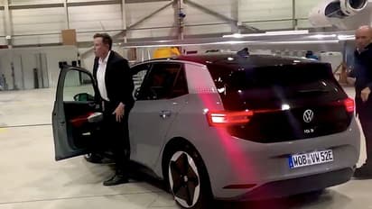 എതിരാളിയുടെ മടയില്ച്ചെന്ന് അവരുടെ വണ്ടി ടെസ്റ്റ് ഡ്രൈവ് ചെയ്ത് വേറൊരു വണ്ടിക്കമ്പനി മുതലാളി!